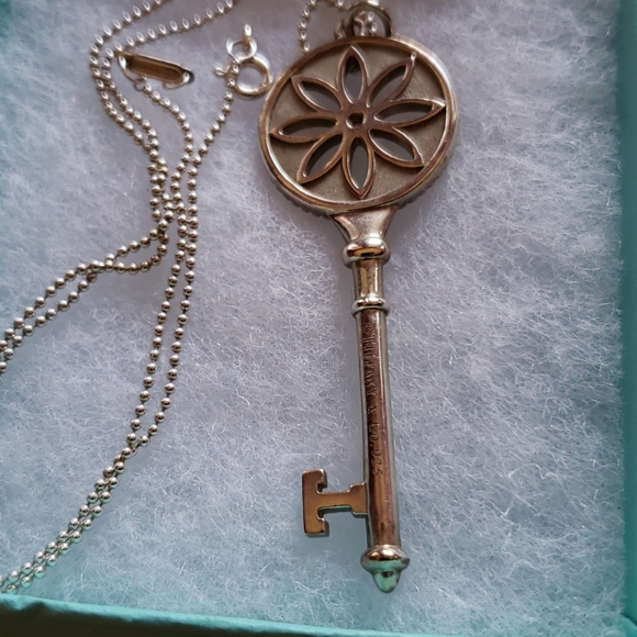 Large silver with diamond Tiffany daisy key - Picture 2 of 2
